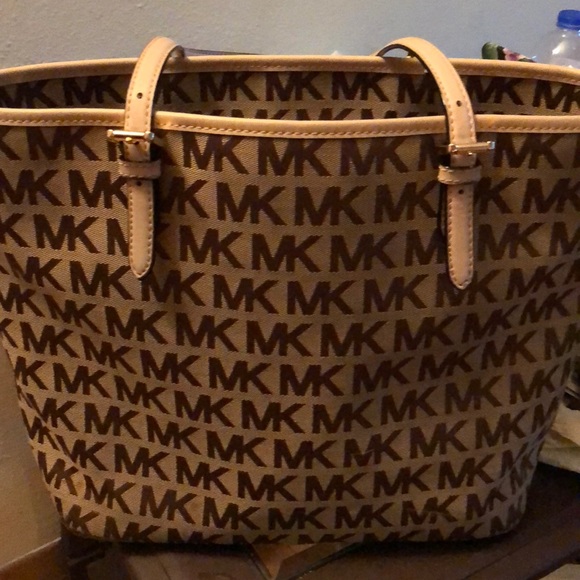 Michael Kors Jet Set Handlebag - Picture 3 of 3